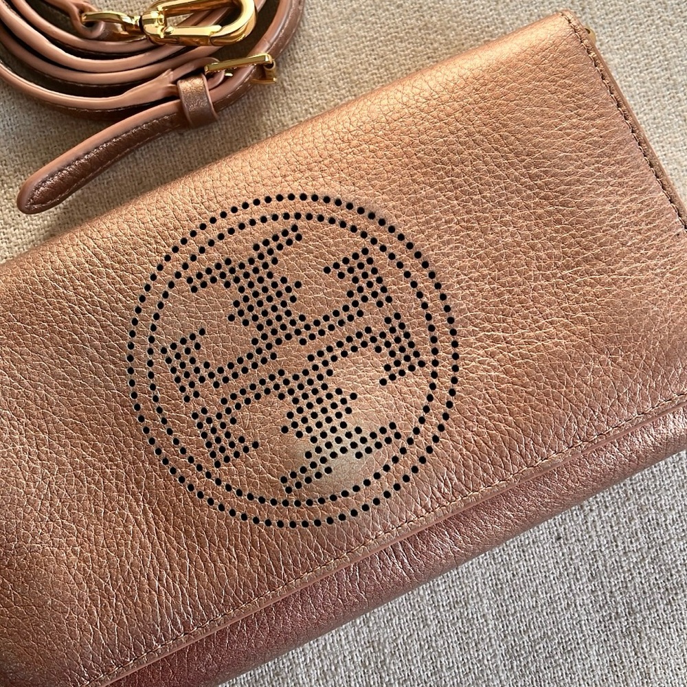 Tory Burch Perforated Logo Clutch Crossbody in Rose Gold Metallic